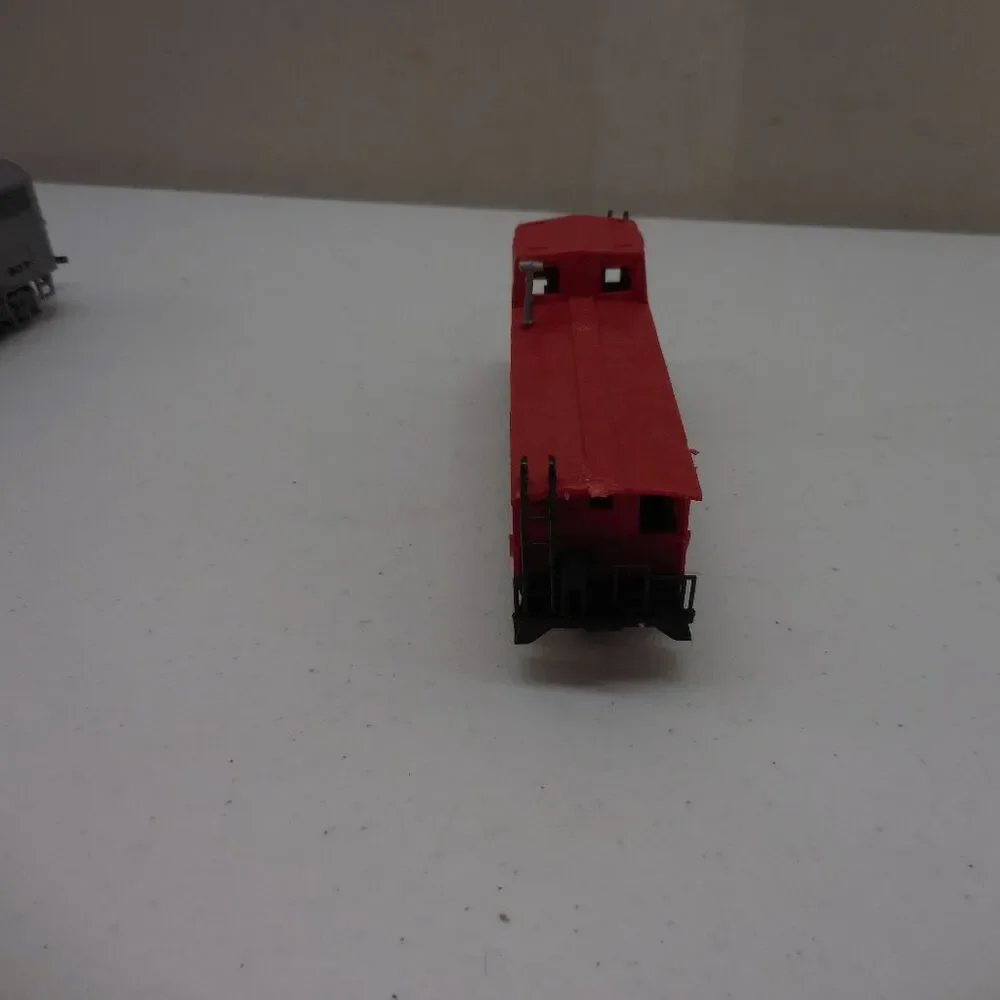 HO‎ Scale Bachman SANTA FE #307 Diesel Locomotive Engine & Caboose Model Train
